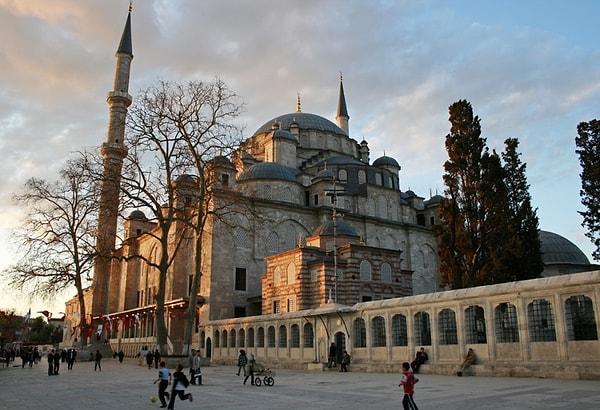 Fatih Sultan Mehmed adını taşıyan caminin arkasındaki türbede yatıyor.