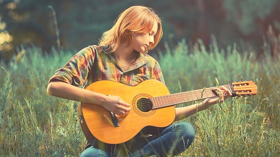 Kalbinizde Kelebekler Uçuşsun! Playlist’inize Eklemeniz Gereken En Romantik Şarkılar