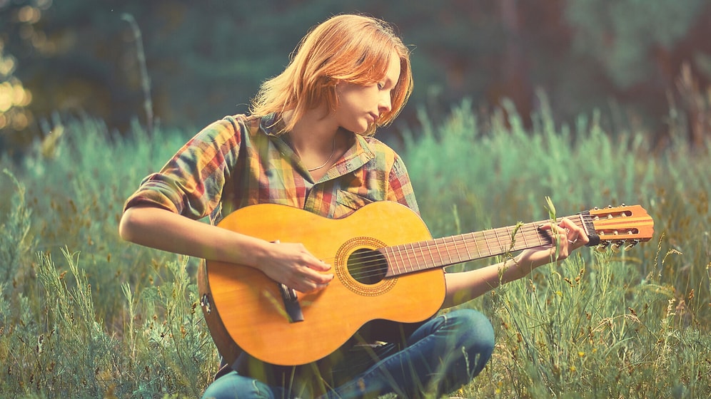 Kalbinizde Kelebekler Uçuşsun! Playlist’inize Eklemeniz Gereken En Romantik Şarkılar