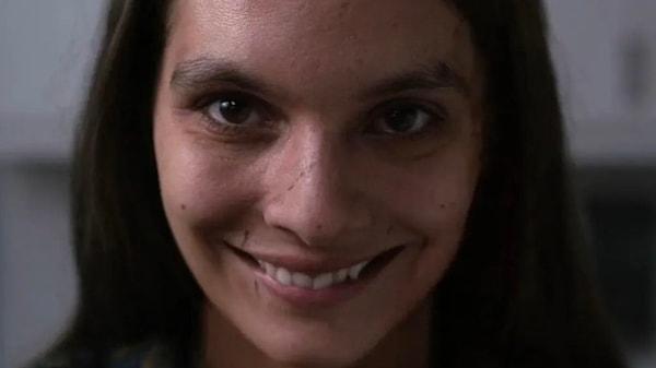 Parker Finn'in Laura Hasn't Slept adlı 2020 kısa filminin bir uyarlaması olan "Smile",