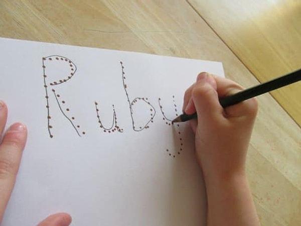 4. Yeni bir kalemle bir şeyler yazmaları istense insanların %80'i ismini yazar!