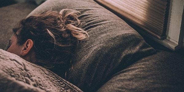10. Stres altında kendimizi daha uykulu ve aç hissederiz.