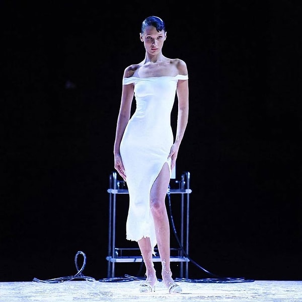 Платье из жидкого хлопка, нанесенное спреем на Беллу Хадид, произвело фурор на показе Coperni