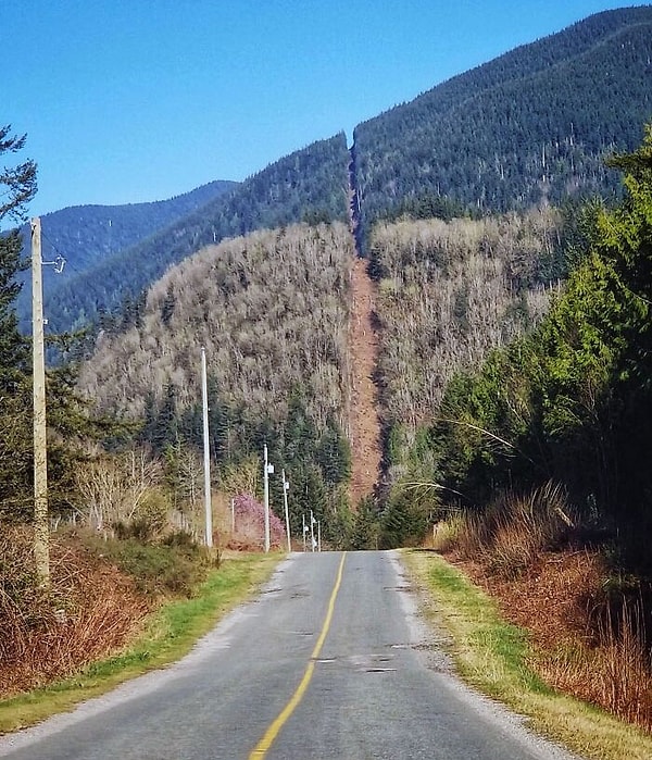 25. Самая длинная незащищенная граница в мире. Слева Канада, а справа США