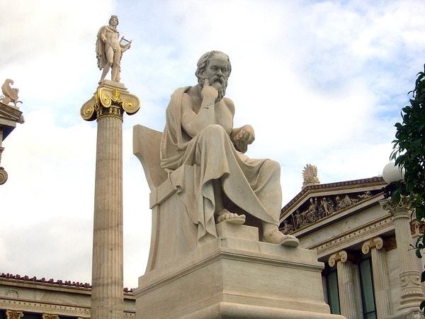 Socrates Atina'da bulunan bu ünlü heykelinde ise şu şekilde tasvir edilmiş.👇