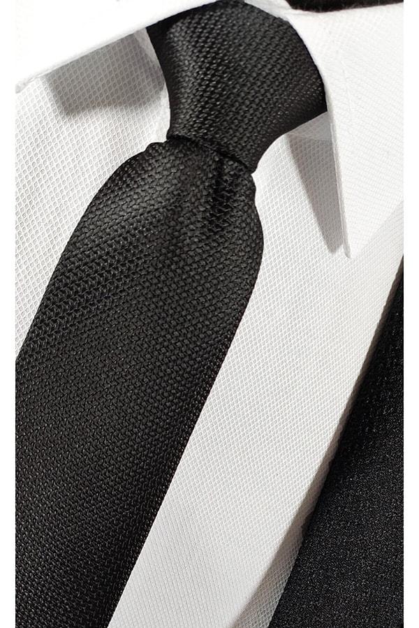 1. Bu şık kravatın özelliği arkasının lastikli olması.