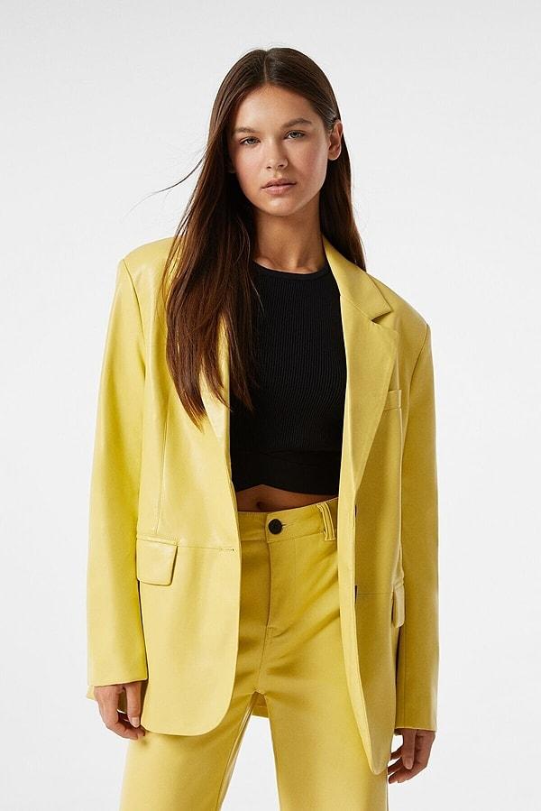 5. Bershka suni deri sarı oversize ceket.