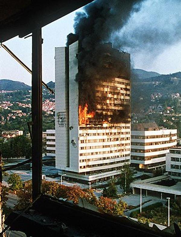 13. 1992'deki Bosna savaşı sırasında Saraybosna'daki Bosna-Hersek parlamento binası: