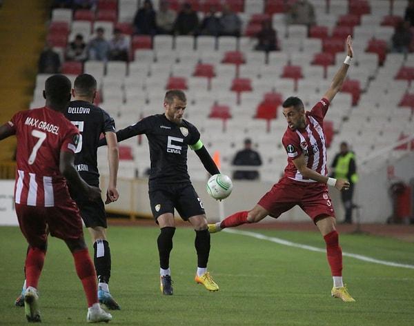 Gol düellosu şeklinde geçen maçta Sivasspor, 90'4'te yediği golle Balkani'ye 4-3 yenilerek ilk mağlubiyetini aldı.