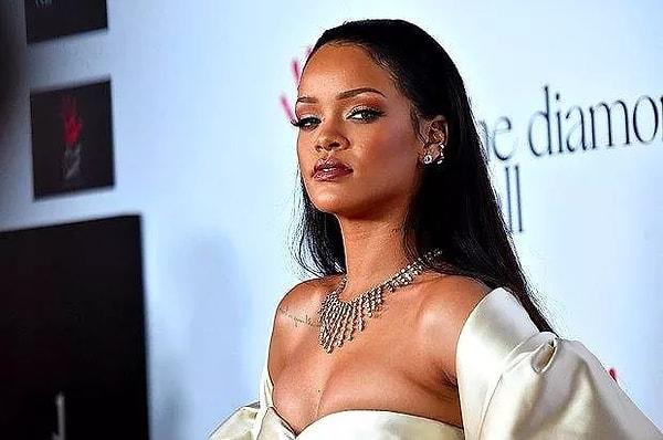 6. Rihanna, bir adada büyümesine rağmen deniz canlılarından ve özellikle küçük balıklardan korktuğunu dile getiyor.