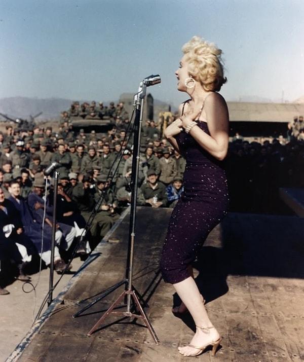 24. Marilyn Monroe'nun Türk askerine moral verdiği konser. 1954 yılı, Kore.