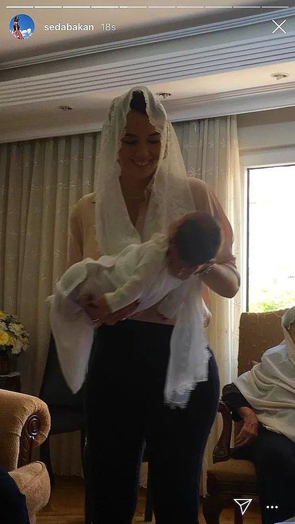 Son dönemlerde oldukça popüler olan abartılı 'Cinsiyet Partisi' veya 'Baby Shower' partilerinden her zaman uzak kalmayı tercih eden Seda Bakan, Leyla'nın 40'ı için geleneksel bir mevlit okuması yapmış, bizi kendisine hayran bıraktırmıştı.