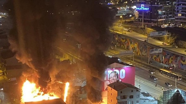 Vali Yerlikaya meydana gelen patlamanın doğal gaz sebebi ile olduğunu açıkladı.