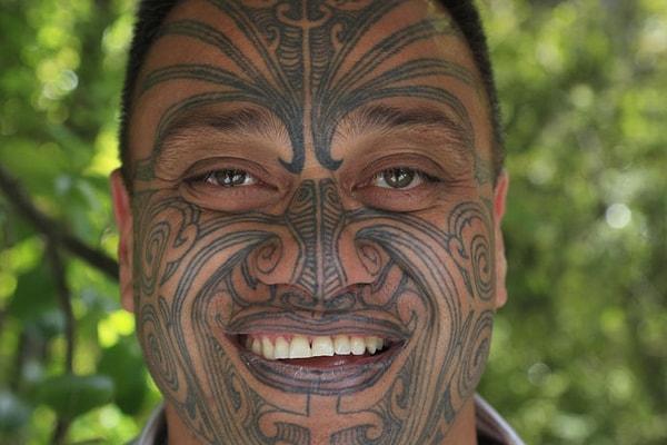 16. “Maori halkı birbirleriyle burunlarını değdirerek selamlaşıyorlar. İlk kez karşılaştığım devasa Maori adama ilk adımı atıp burunlarımızı tokuşturdum, çok içten ve kocaman bir gülümsemeyle karşıladı beni. Hala unutamıyorum.”