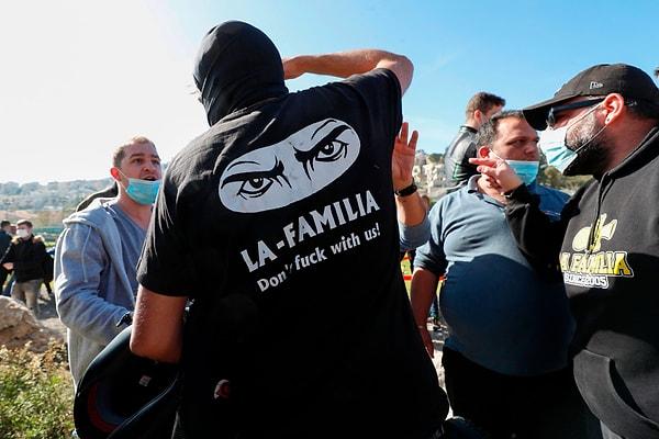 Beitar Jerusalem'de hala müslüman ya da Arap futbolcu yok. Taraftar grupları 'La Familia' ırkçılıklarından dolayı gurur duyuyor.