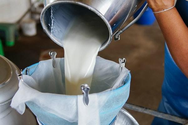 TÜSEDAD Yönetim Kurulu Başkanı Sencer Solakoğlu sütün litre fiyatına 2,5 TL zam geleceğini söyleyerek, raflardaki yansımanın daha yüksek olacağı konusunda uyardı.