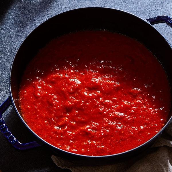 6. Domates sosu kullandığınız bütün tariflere az da olsa tereyağı ekleyin. Tereyağı domates sosuna kadifemsi bir doku verir.