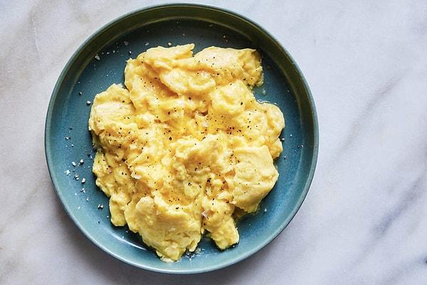 9. Çırpılmış yumurtanızın daha yumuşak ve kabarık olmasını istiyorsanız, yumurtaları kırdıktan sonra içine çok az mayonez ekleyin ve karıştırın.