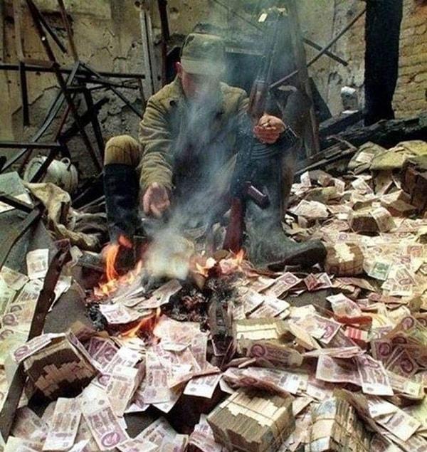 6. Rus askeri Çeçenistan'da Sovyet parasını yakarken - 1995: