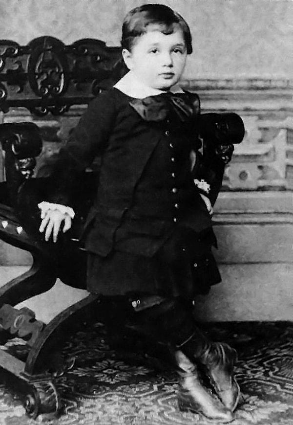 7. Üç yaşındaki Einstein - 1882:
