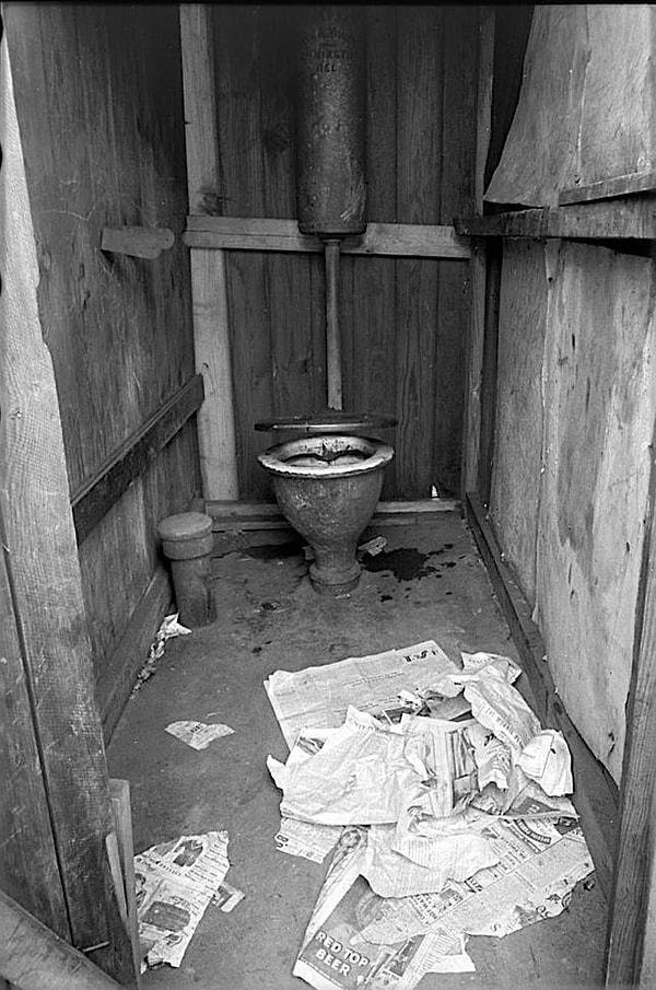 11. Büyük Buhran sırasında evlerin dışına inşa edilen tuvaletlerden biri - 1935: