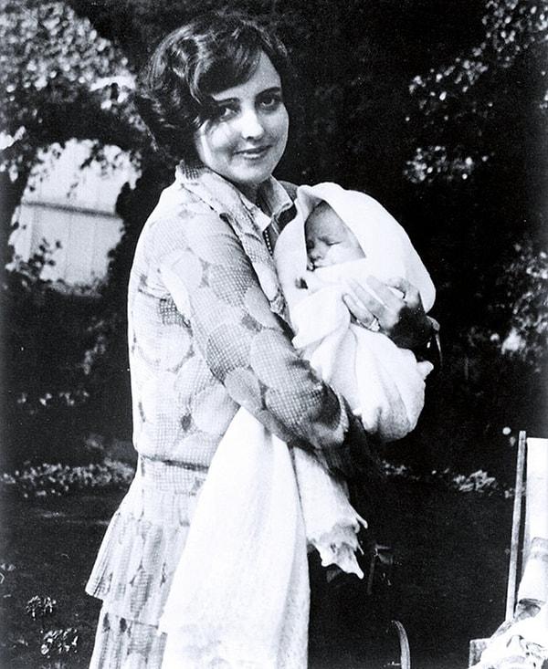 17. Elizabeth Taylor ve Sara - Mart 1932: