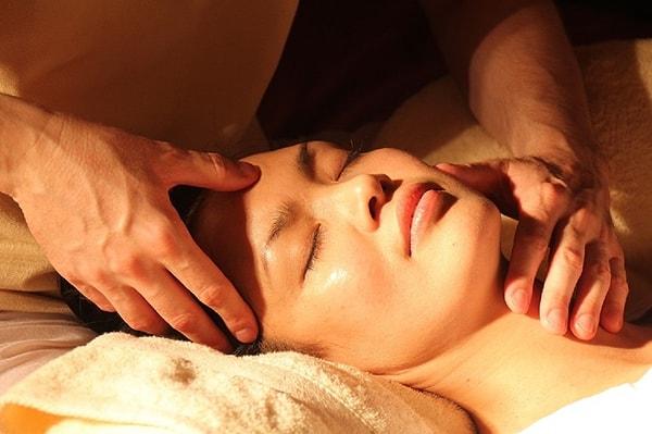 2. Stresi azaltmak için kaşlarınızın ortasına masaj yapın.