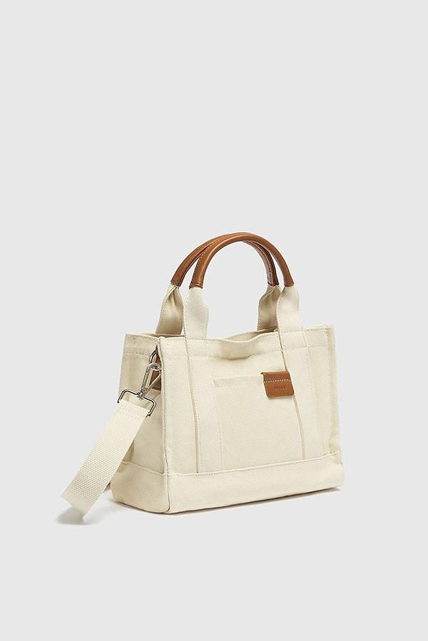 2. Karşınızda en çok favorilenen çanta. Pull&Bear'in en beğenilen modeli.