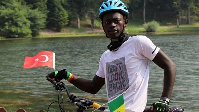 İstanbul'da yaşayan Mustafa mahallelinin kendisine hediye ettiği bisiklet ile Türkiye'nin dört bir yanını dolaşırken, dolaştığı yerlerde de Senegal'i ve Afrika'yı anlatarak insanların kafasındaki Afrika imajını değiştirmeye çalışıyor.