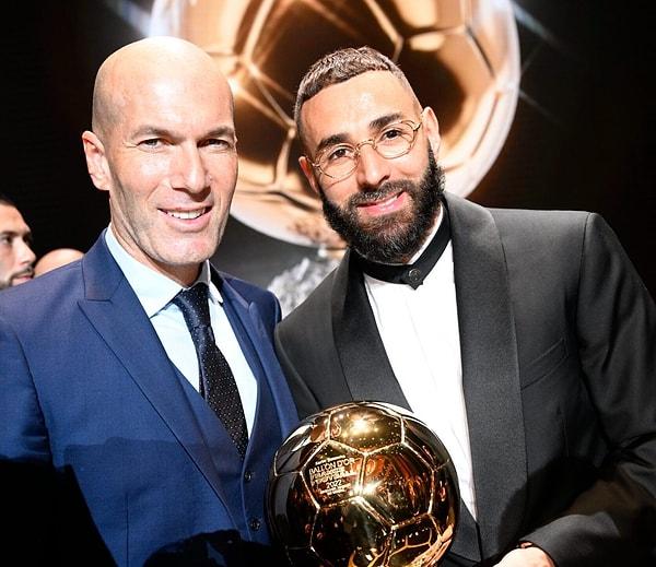 Benzema, ödülü idolüm dediği aynı zamanda eski hocası Zinedine Zidane'ın elinden aldı.