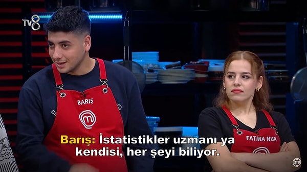 Bu tavrı karşı takımı geriyor tabii. Barış bu duruma "İstatistikler uzmanı ya kendisi, her şeyi biliyor." diyor. Fatma Nur ise arkadaşını destekleyerek, "Yüzümüzü kırmızıya boyayacağımızı sanıyorlar herhalde" diyor.