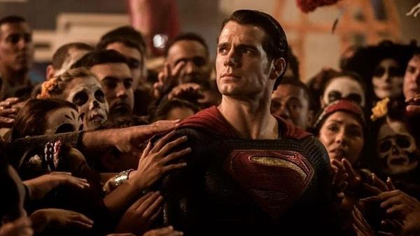 Şu an farklı karakter için projeler öne süren Warner Bros'un ilk olarak düşündüğü karakter ise Cavill’li bir Superman filmiymiş.