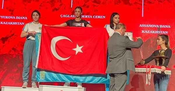 Kendi klasmanında 'Dünya Şampiyonu' olan milli sporcumuz Derya Ceren Çağlıyan, ödül töreninde 2. ve 3. olarak kendisinden önce kürsüye çıkarak ülkelerinin bayrağını açan Kazak sporcuların nezaket dışı hareketine Türk bayrağıyla cevap verdi.