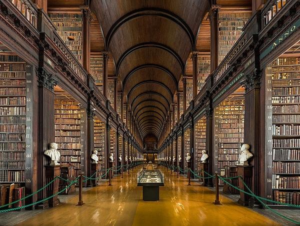 16. The Trinity College Library, The Long Room, Dublin, İrlanda