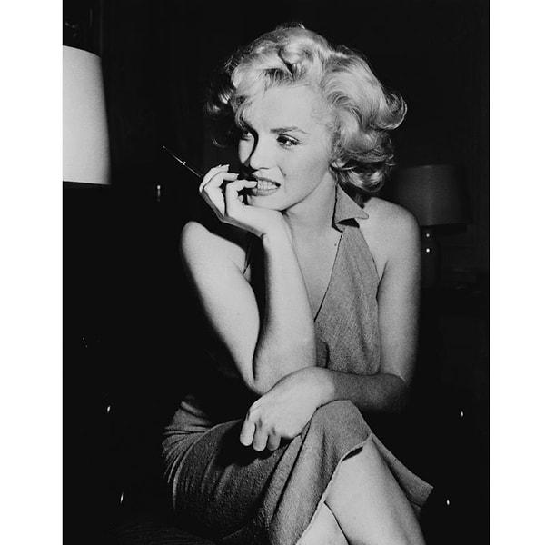 Filmin çekimlerine başlamadan önce başrol oyuncusu Ana de Armas, Marilyn Monroe'nun mezarına gidip kendisinden izin istedi.