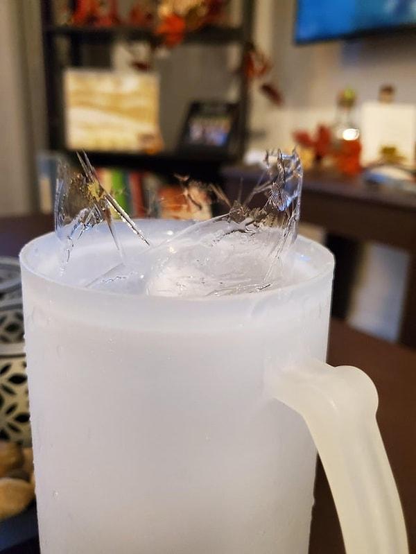 16. "Bardağımdaki buz erirken bardağın üstünde taç şekli oluştu."