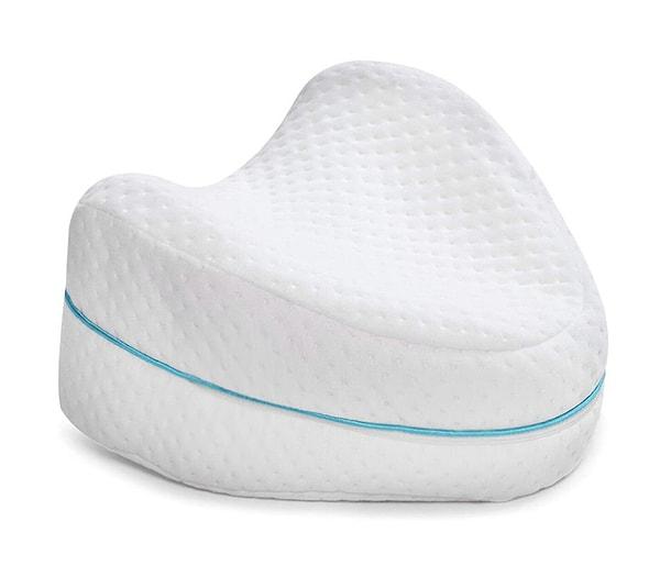 Rahat bir uyku için ortopedik yastık arayışında olanlar belki de aradığı uykuyu bacak arası için tasarlanan bu ortopedik yastıkta bulacaklar.