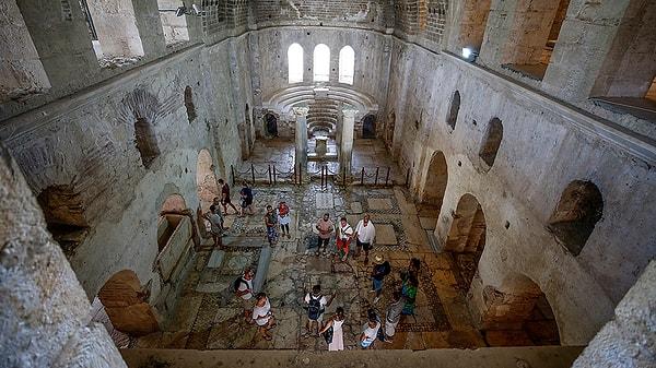 Aziz Nikolaos'ın Demre'deki kilisesinin MS 4. yüzyıla ait zemin döşemesi de ortaya çıktı.  Independent Türkçe'de yer alan habere göre arkeologlar, azizin cesedinin St. Nikolaos Kilisesi'ne gömüldüğünü zaten tahmin ediyordu. Ancak ceset azizin ölümünden yaklaşık 700 yıl sonra çalınmıştı.