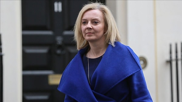 22. 2022'de İngiltere Başbakanı olan Liz Truss, ekonomi politikalarının başarısızlıkla sonuçlanması ve ciddi eleştiriler nedeniyle yalnızca 44 gün görev yaparak istifa etti. Bu, İngiliz tarihindeki en kısa süreli başbakanlık oldu.