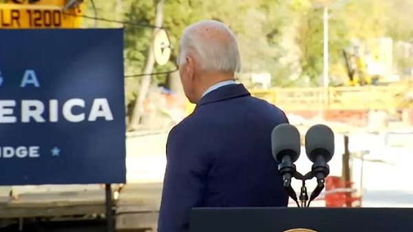 Biden'ın şimdi ise bir açılışta kürsüyü terk edeceği sırada boşluğa selam verip bir şeyler söylediği iddia edildi.