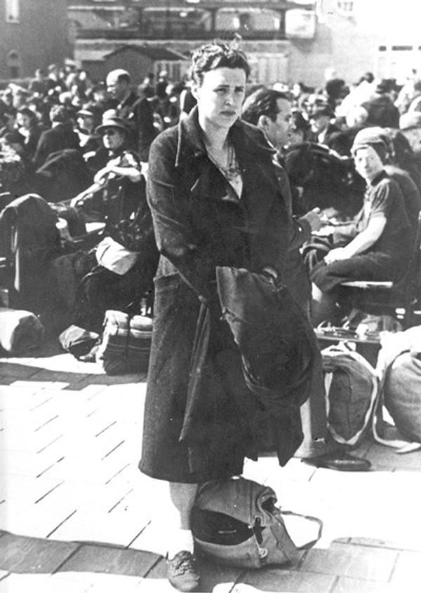 15. Hollanda'da Westerbork kampına gönderilmeden önce bekleyen bir Yahudi kadın - 1942: