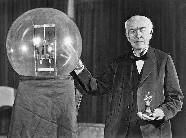 17. Thomas Edison, 1876'da elektrikli bir kalem icat etti ve 1891 yılında ilk dövme makinesi olacak şekilde uyarlandı.