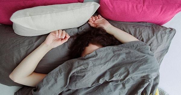 Uyumak için doğru pozisyondan ziyade en rahat pozisyonda yatmak herkes tarafından daha sık tercih edilse de en sevdiğiniz uyku pozisyonu sizde çeşitli rahatsızlıklara yol açabilir.