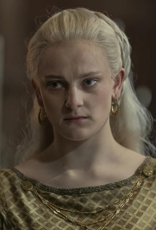 Günlerden bir gün Kraliçe Helaena Targaryen intihar eder.