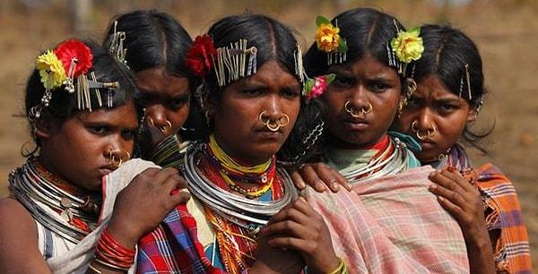 Kabilenin en şaşırtıcı kısmına gelelim: Bu kabilede kadınlar 10-12 yaşları arasındaki erkek çocuklarıyla evleniyor!