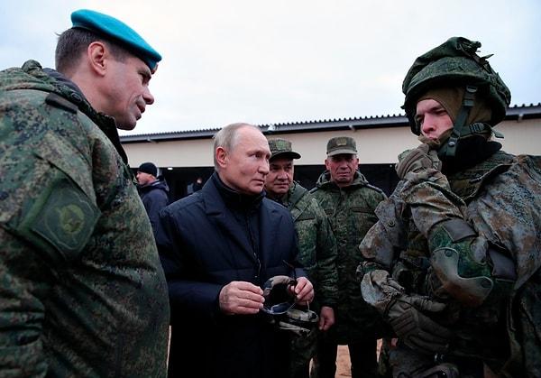 Birkaç gün önce Rusya askerlerinin eğitim kampına giden Putin, burada askerlerle konuşup keskin nişancı tüfeği ateşledi. Ancak asker ziyaretinden paylaşılan videoda Putin'in ellerinde görülen izler ise akıllarda bazı soru işaretleri yarattı...