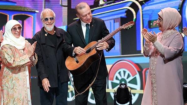 Erdoğan'a gitar hediye etti.