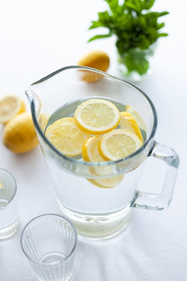 Mide bulantısı yaşıyor ve çay içmek istemiyorsanız bunun yerine limonlu bir soda içebilir ve rahatlamanın tadını çıkarabilirsiniz.