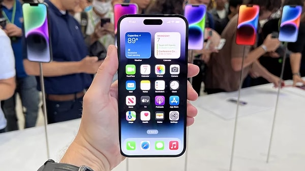 iPhone 15 yine Qualcomm tarafından sağlanan bir modemle gelecek ancak bu modemin özellikleri henüz belli değil. Apple'ın maliyetleri azaltmak adına bu yıl tanıtılan iPhone 14 Pro modellerindeki modemleri kullanması muhtemel.