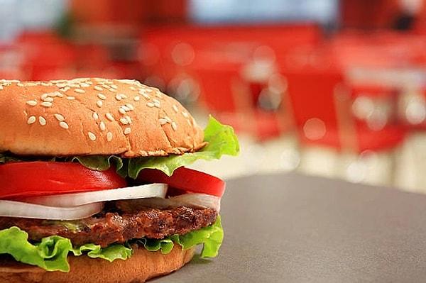 9. Burger King Whopper hamburger 675 kalori. Yanında küçük boy patates kızartması ve küçük boy kola da içerseniz 326 kalori daha almış olursunuz.